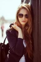 stijlvolle jonge vrouw in zonnebril