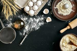 pasta Koken ingrediënten Aan zwart keuken tafel. top visie met ruimte voor uw tekst foto