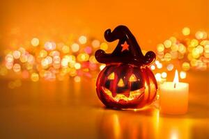 gloeiend pompoen kaars voor feestelijk halloween decor foto