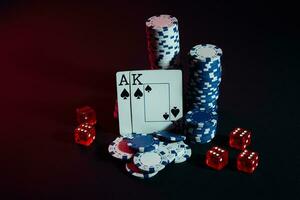 stack van chips en twee kaarten Aan donker achtergrond - poker spel concept foto