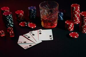 kaarten van poker speler. Aan de tafel zijn chips en een glas van cocktail met whisky. combinatie van kaarten - Koninklijk doorspoelen foto