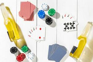 poker. reeks naar spelen poker met kaarten en chips Aan wit houten tafel, top visie foto