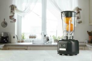 de elektrisch blender voor maken fruit sap of smoothie foto