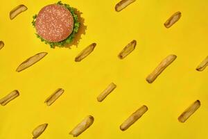 ontwerp concept van mockup hamburger en Frans Patat reeks Aan geel achtergrond. foto