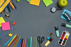 vlak leggen foto van werkruimte bureau met school- accessoires of kantoor benodigdheden Aan grijs achtergrond.