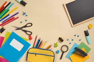 vlak leggen foto van werkruimte bureau met school- accessoires of kantoor benodigdheden Aan roze achtergrond.