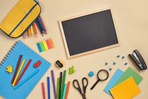 vlak leggen foto van werkruimte bureau met school- accessoires of kantoor benodigdheden Aan roze achtergrond.