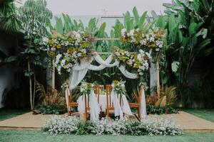 bruiloft stadium Aan buitenshuis met elegant bloemen decoratie foto