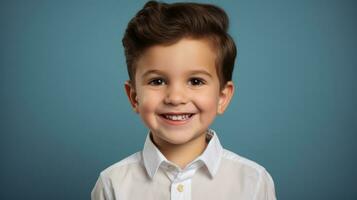 portret van een glimlachen weinig jongen in wit overhemd Aan blauw achtergrond generatief ai foto