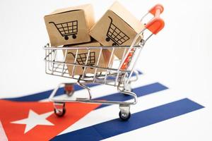 doos met winkelwagenlogo en Cubaanse vlag, import export