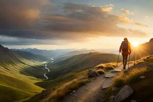 een wandelaar wandelingen omhoog een berg spoor Bij zonsondergang. ai-gegenereerd foto