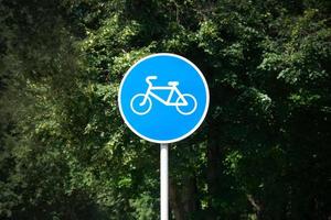 fiets op een blauw rond bord foto