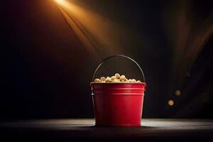 een rood emmer gevulde met popcorn Aan een donker tafel. ai-gegenereerd foto