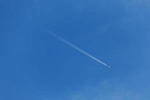straalvliegtuigen in een heldere blauwe lucht foto
