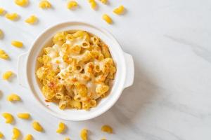 amerikaanse mac en kaas, macaroni pasta in kaassaus foto