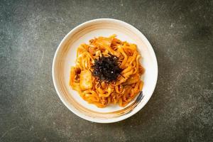 gewokte udon noedels met kimchi en varkensvlees foto