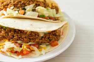 Mexicaanse taco's met kipgehakt foto