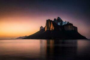 de zon sets over- een berg in de oceaan. ai-gegenereerd foto