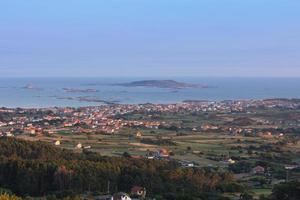 uitzicht op het dorp en het strand van vilar, galicië, spanje foto