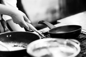 chef-kok koken in een keuken, chef-kok op het werk, zwart-wit foto