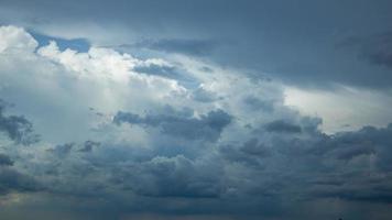 blauwe lucht met meer wolken. foto