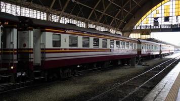 locomotief trein bedrijf in het treinstation, goedkope passagier. foto