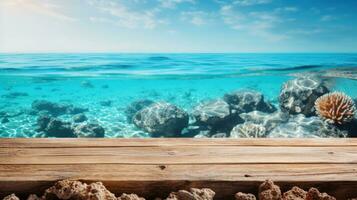 houten tafel met een achtergrond van een kristal Doorzichtig koraal rif onder turkoois water foto