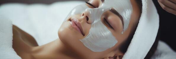 een professioneel schoonheidsspecialiste toepassen een zuurstofrijk bubbel gelaats masker Aan een cliënt ontspannende spa achtergrond met leeg ruimte voor tekst foto