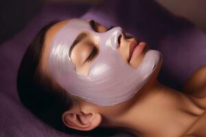 een professioneel masseuse toepassen een lavendel doordrenkt gelaats masker Aan een cliënt voor ontspanning en huid verjonging ontspannende spa achtergrond met leeg ruimte voor tekst foto