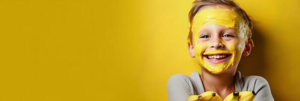 een schattig kind speels toepassen een banaan gelaats masker voor rijk huid voeding ontspannende spa achtergrond met leeg ruimte voor tekst foto