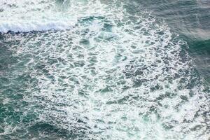 antenne visie naar golven in grote Oceaan oceaan Aan kamchatka schiereiland foto