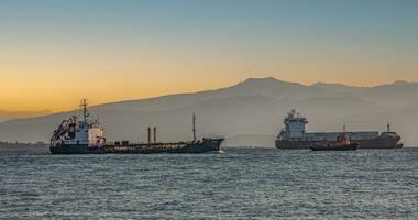 lading schip Aan kamchatka schiereiland in avacha baai foto