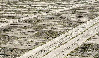 houten bestrating weg. groot houten plein in de stedelijk landschap foto