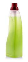 plastic transparant fles met schoonmaakster vloeistof zeep in groen met rood pet, un etiket chemisch huishouden bespotten omhoog geïsoleerd Aan wit achtergrond knipsel pad. foto
