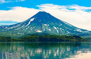 pittoreske zomer reflectie van ilyinsky vulkaan in de Kurile meer water. zuiden kamchatka heiligdom, Rusland foto
