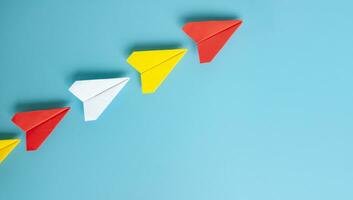 top visie van rood papier vliegtuig origami leidend andere papier vliegtuigen. met kopiëren ruimte voor tekst foto
