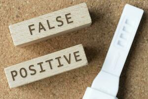 false positief woorden Aan houten blok met zwangerschap testen. foto