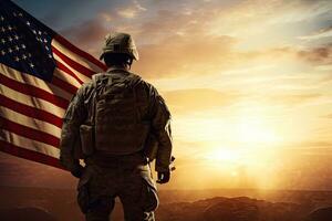 soldaat in de woestijn met een Amerikaans vlag in de achtergrond, achterzijde visie van soldaat en ons vlag Aan zonsopkomst achtergrond, ai gegenereerd foto