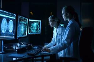 twee vrouw artsen op zoek Bij röntgenstraal beeld in kantoor Bij nacht, professioneel neurologen onderzoeken de ct scannen, ai gegenereerd foto