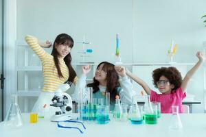 in de wetenschap klas, een Aziatisch kind wetenschapper experimenteren met wetenschappelijk formules met Chemicaliën foto