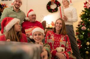 vrolijk Kerstmis en gelukkig vakantie vrolijk familie vieren Kerstmis Bij huis. foto