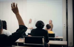 terug visie van zakenvrouw geven hand- verhogen naar vragen in conferentie kamer foto