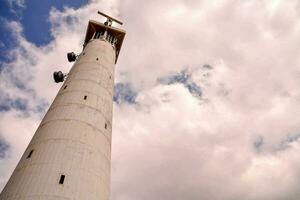 een hoog wit toren foto