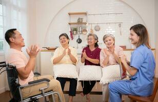 groep van ouderen en senior Mens in rolstoel met verpleegster Bij verpleging huis Speel een pret spel van raken elk die van anderen handen. ouderen mensen in verpleging huis concept foto