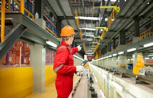 na de elektrisch trein is geparkeerd in de elektrisch trein reparatie winkel, een elektrisch trein technicus met gereedschap inspecteren de spoorweg en elektrisch treinen in overeenstemming met de inspectie ronde foto