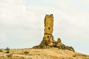 de ruïnes van een oud kasteel in de midden- van een veld- foto