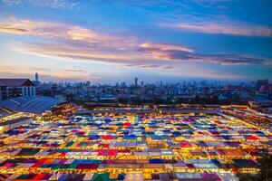 trein nacht markt ratchada Bij Bangkok, Thailand foto