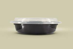 zwart plastic voedsel containers met transparant deksel en wit karton etiket foto