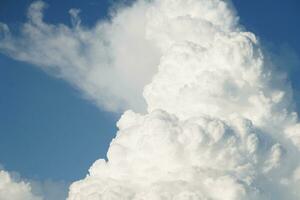 achtergrond met wolken Aan blauw lucht foto