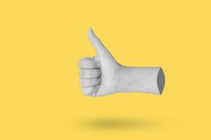 vrouw hand- gebaar duim omhoog teken geïsoleerd Aan geel achtergrond foto